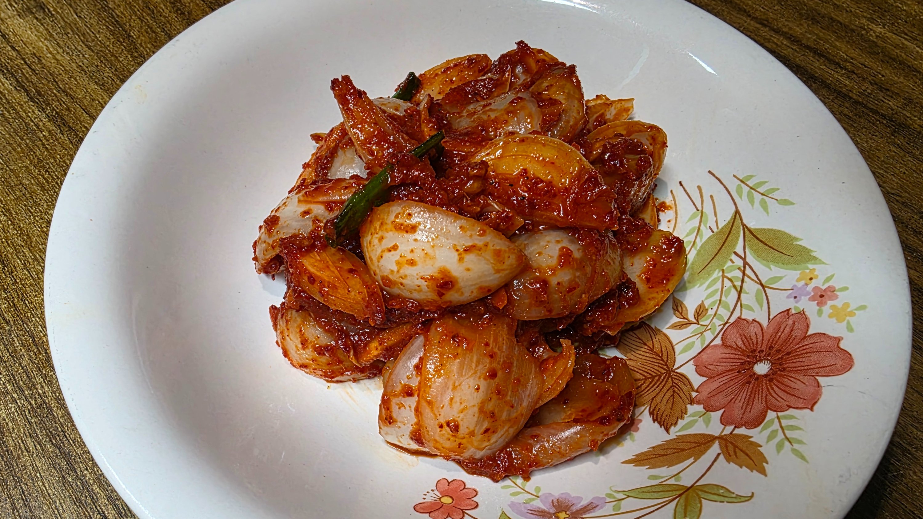 介绍用洋葱制作的长寿洋葱泡菜。