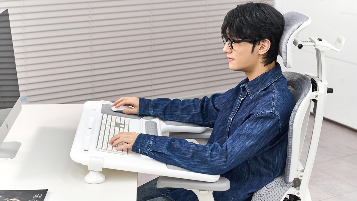 Expand your desk for effortless work! Deskterior that eases arm and wrist strain