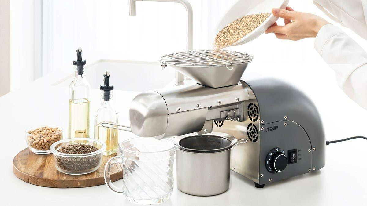 没错！连白手起家的大厨都选用的Naya核桃油LIEQUAP榨油机