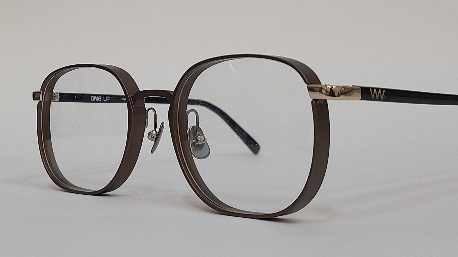 6.5mm 와이드 프레임의 품격 – 가볍게 완성한 편안한 라이트핏 WD2