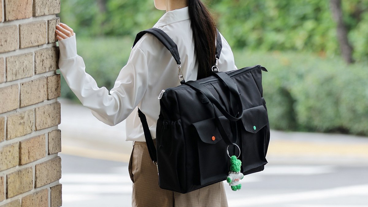 大容量背包，空间宽敞通透。笔记本与旅行装备一次装下