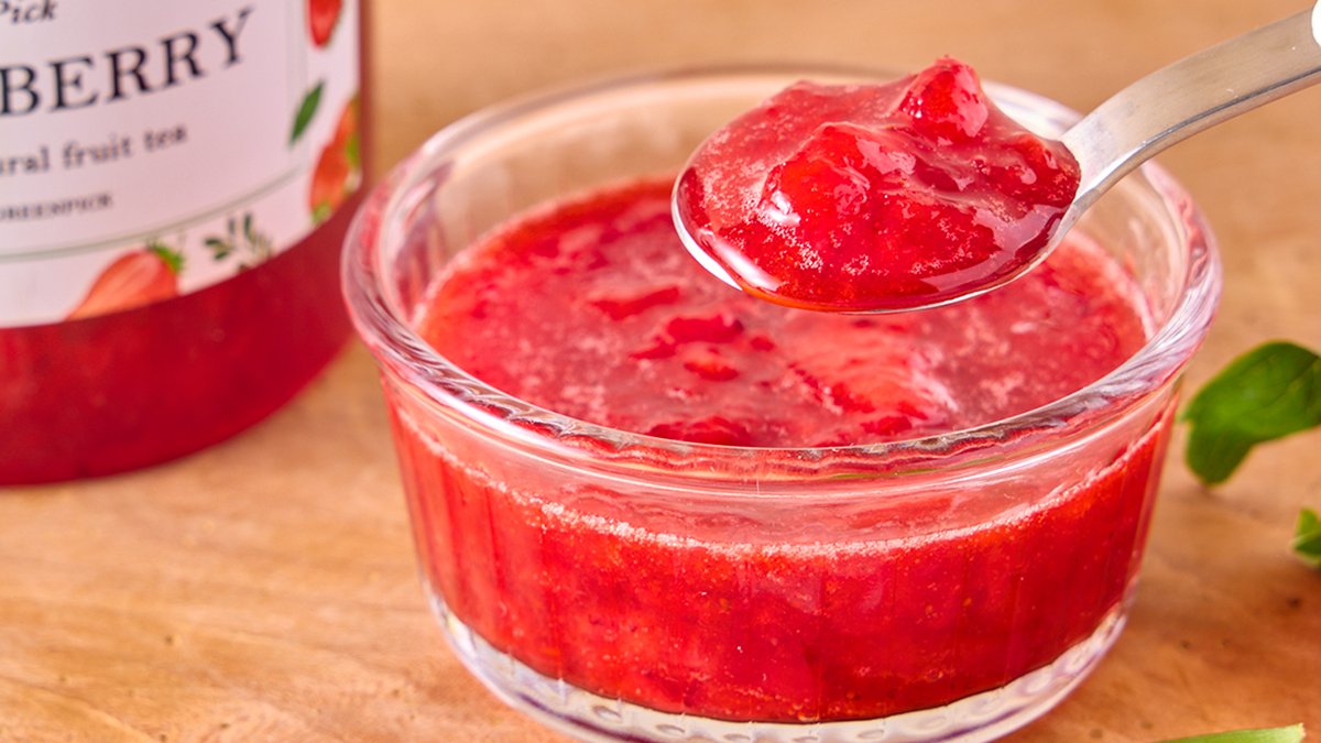 Bursts of 80% Strawberry Pulp! Chewy Strawberries & Berry Compote