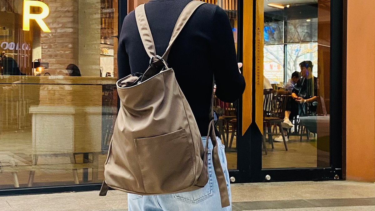 荷物が多い時はバックパックに、快適なショルダーバッグとしても使える自由自在なオールインワンバッグ