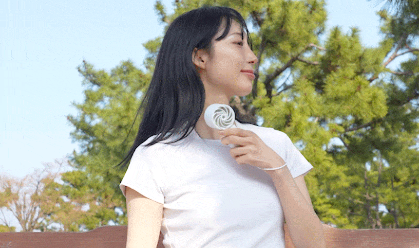 손 선풍기 사용 2_GIF.gif