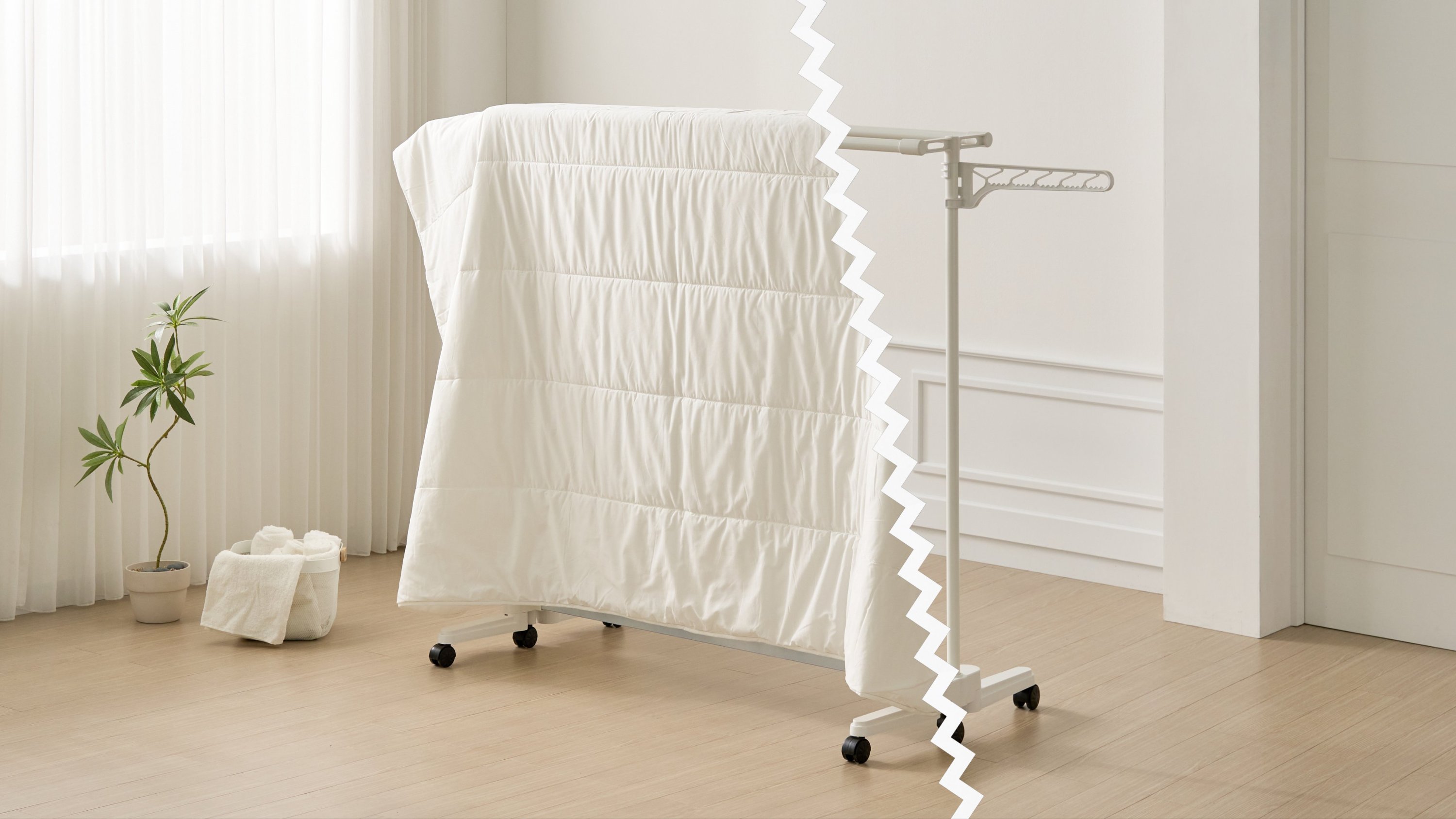 厚手の布団も楽々！スマートな折りたたみ式物干し台