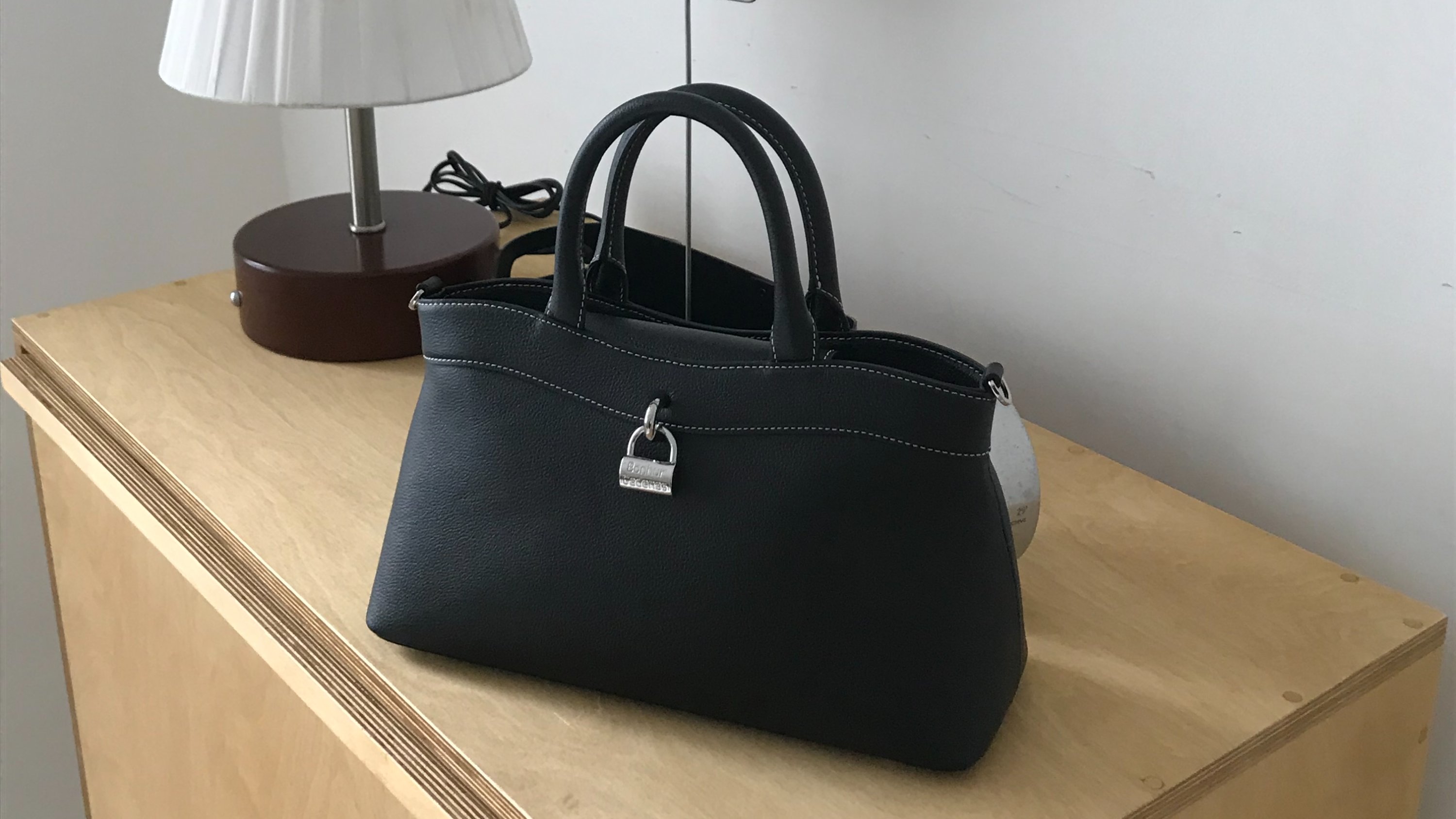 고급스러운 무드의 프리미엄 가죽 토트백 데일리 코디 완성 아이템