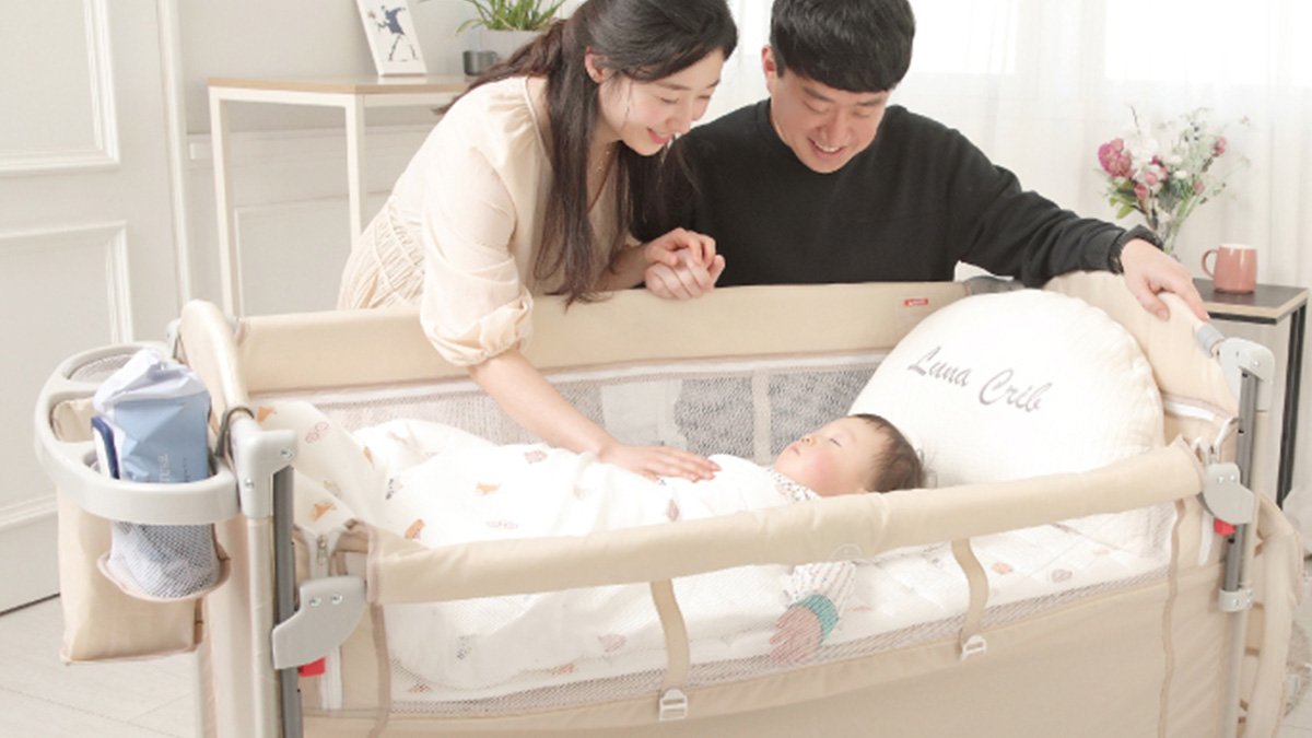 역방쿠+기저귀 교환대+바운서까지? 10가지 기능 담은 올인원 아기침대
