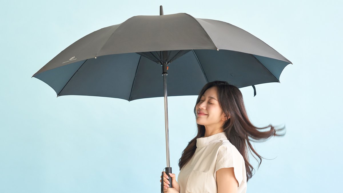 この夏の梅雨と猛暑もこれ一つで完璧！扇風機内蔵クール日傘