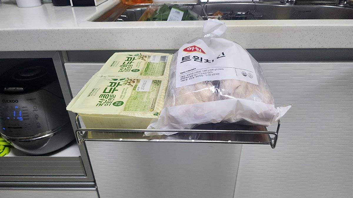 "주방 공간을 30cm 더 넓게, 무타공 싱크대 보조선반"