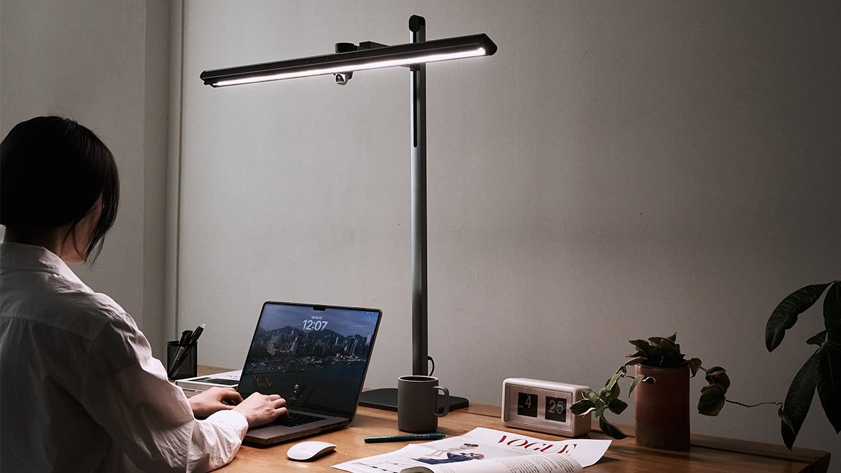 Precision light exactly where you need it—premium stand for focused moments