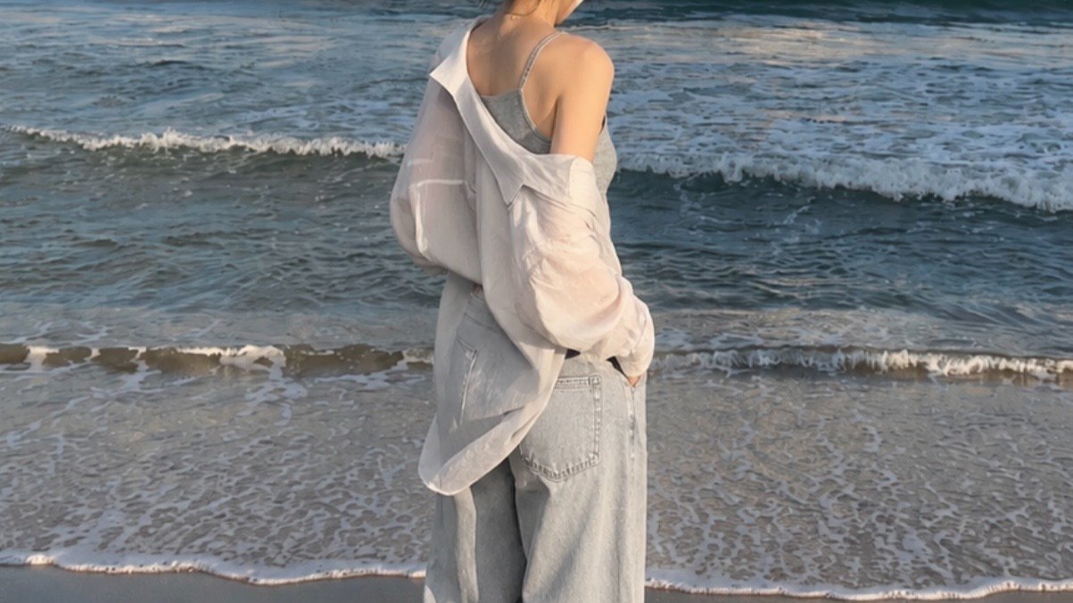 [夏の体型カバーシャツ] 自然なシワ感で軽やかに羽織れる夏シャツ