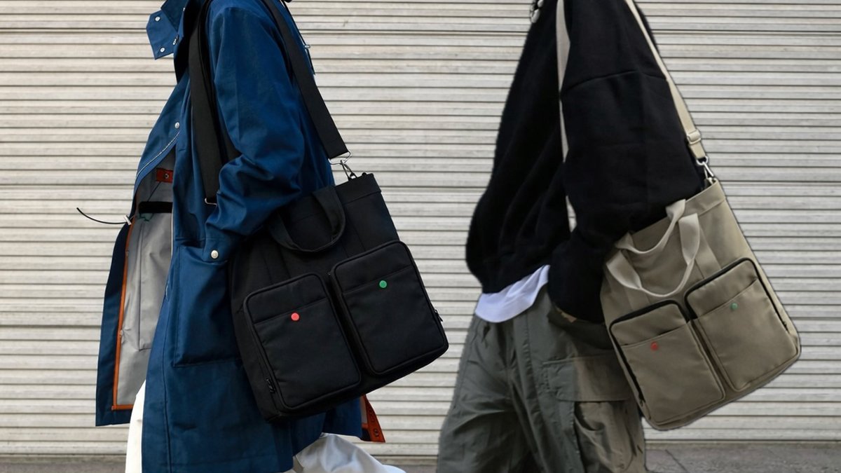 Spacious all-in-one helmet bag fits up to 17-inch comfortable for everyone