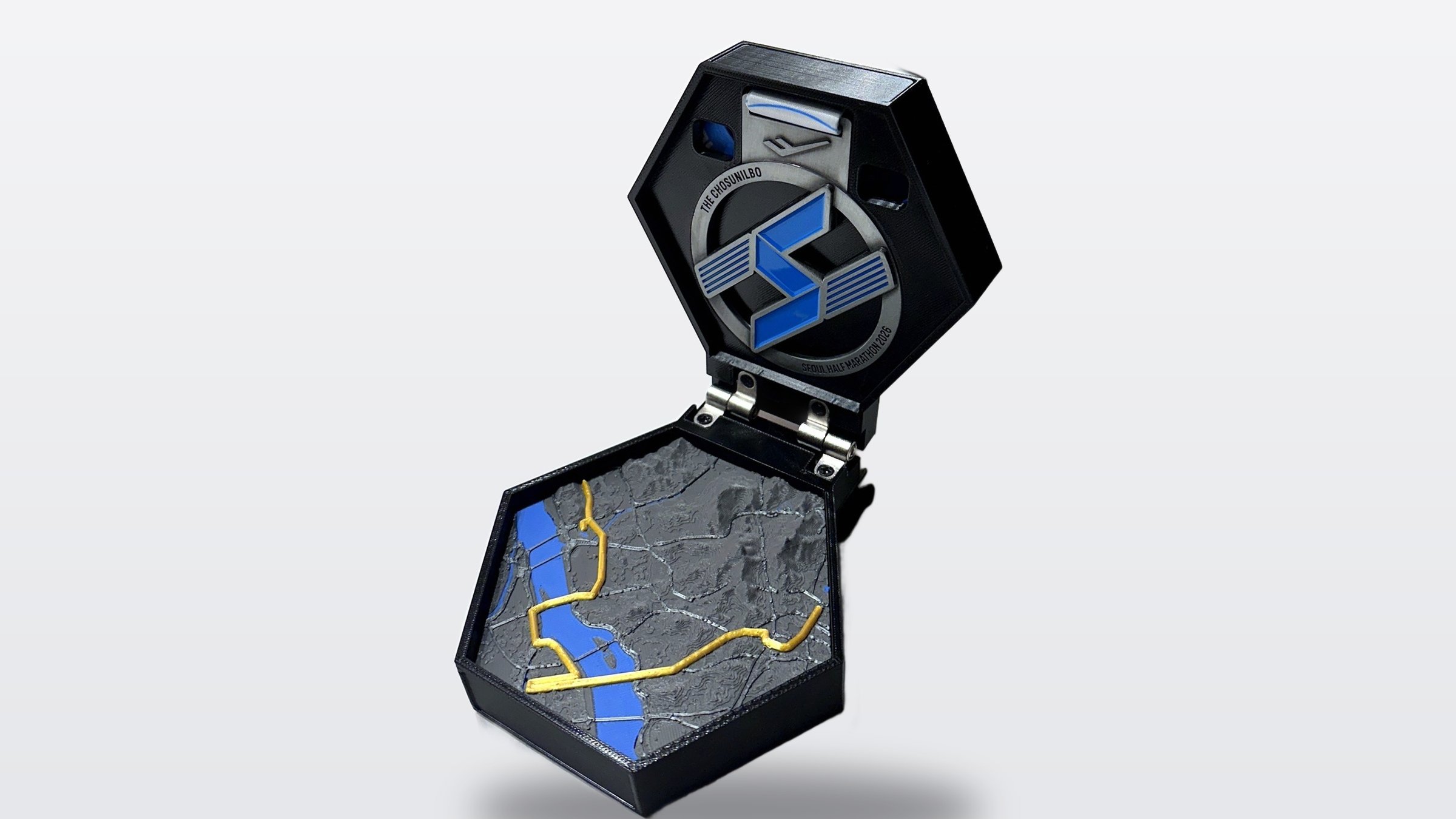 Turn Your Race Route into a Trophy with the HEXATRAIL Medal Case